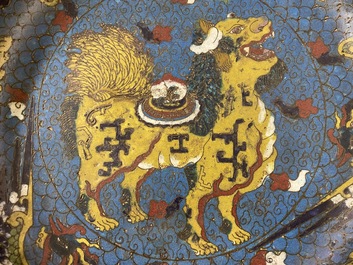 Een groot Chinees cloisonn&eacute; bassin met een kylin, feniksen en draken, Republiek